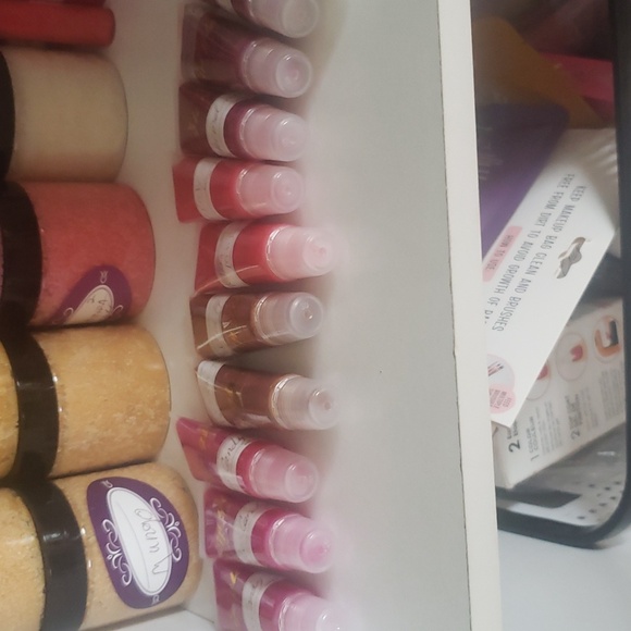 Fully stock up on lip gloss body scrub and lip oil - Picture 2 of 4